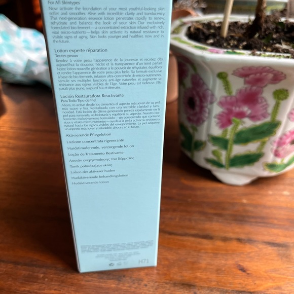 Estée Lauder, micro essence skin activating treatment lotion-5 ounces. NWT - Picture 3 of 4